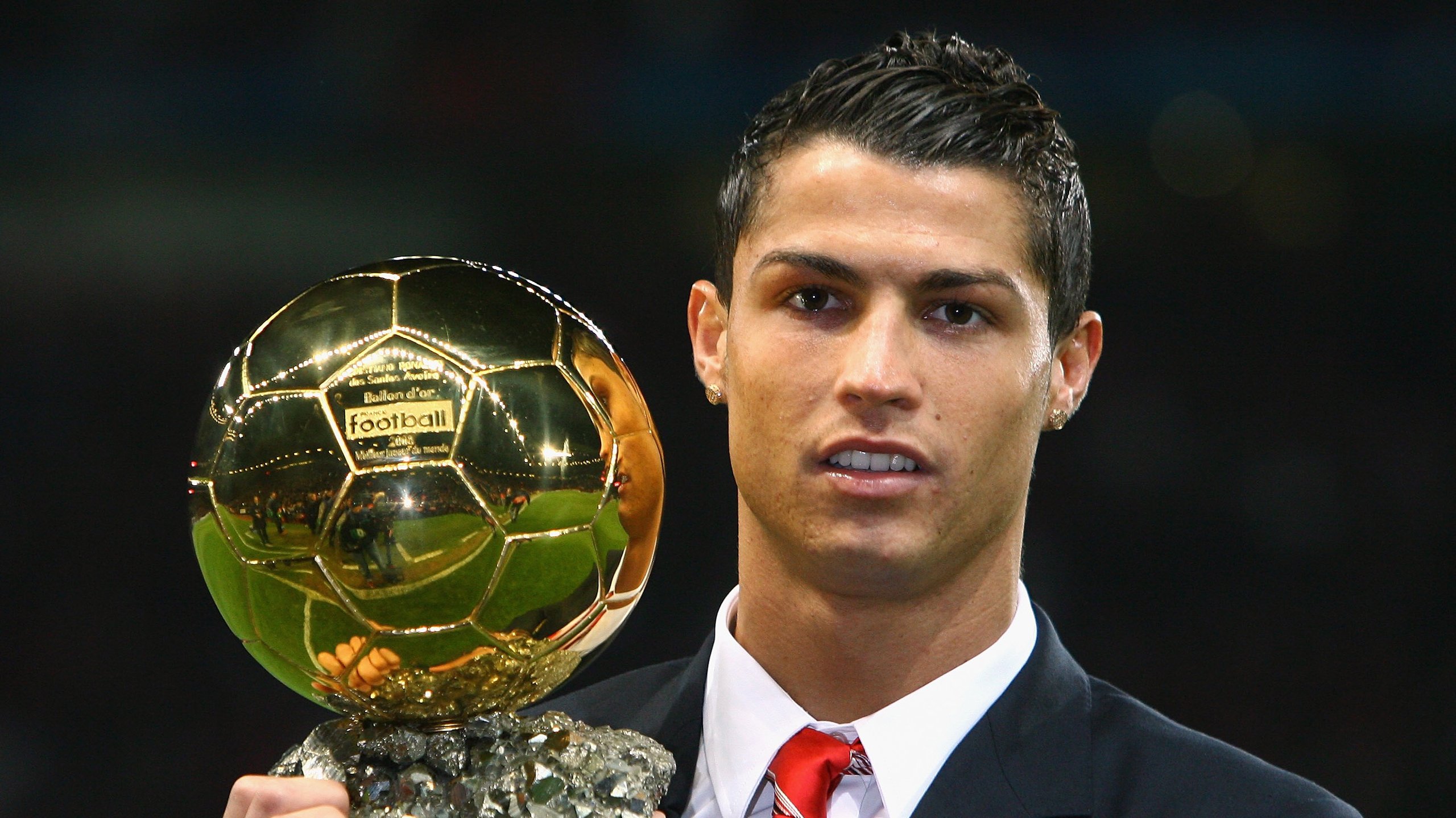 利物浦安菲尔德不容有失,皇马来势汹猛,利物浦安菲尔德壁纸